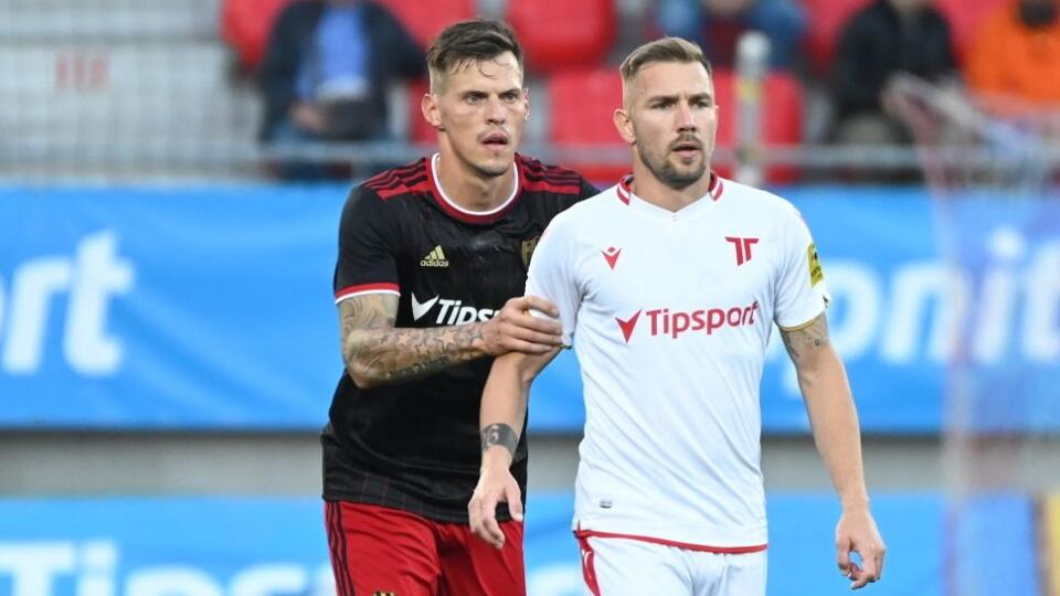 Dvaja bývalí slovenskí reprezentanti Martin Škrtel a Erik Jendrišek (vpravo) sa pred pár dňami stretli vo fortunaligovom zápase AS Trenčín - Spartak Trnava.