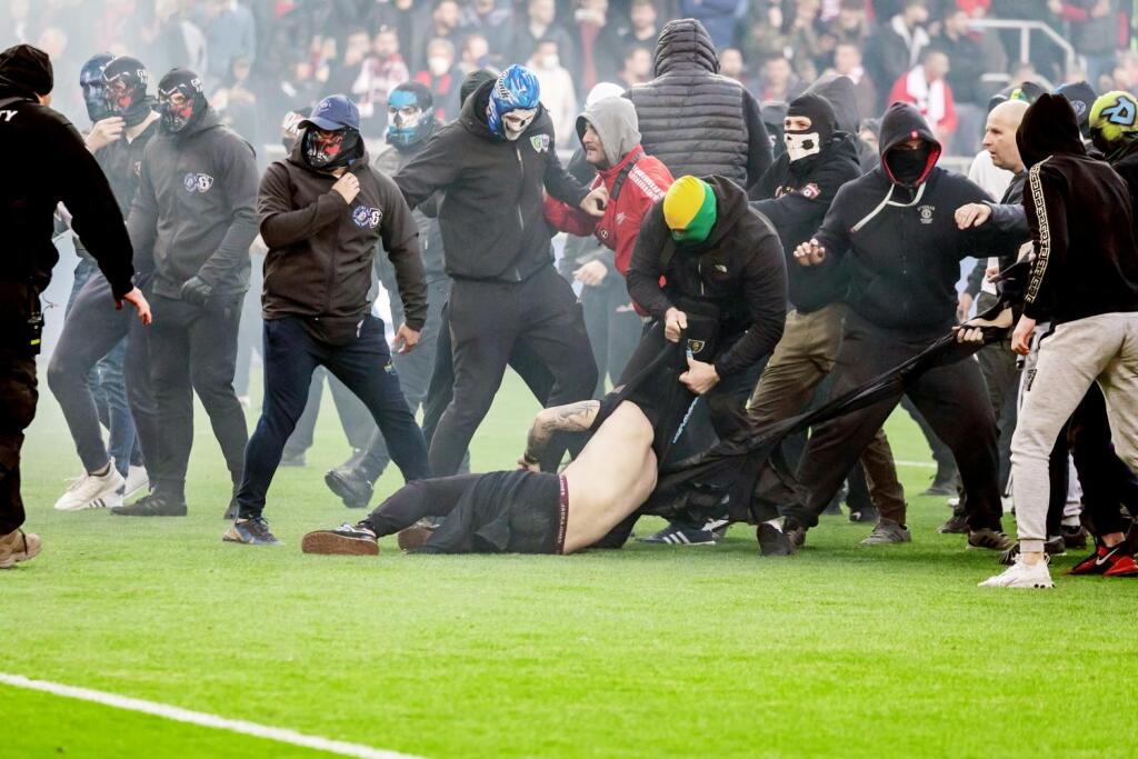 Takto to vyzeralo počas jesenného derby Trnavy so Slovanom. Zo zápasu sa odohrala len necelá štvrťhodina, po nej sa z ihriska stalo bojisko chuligánov.
