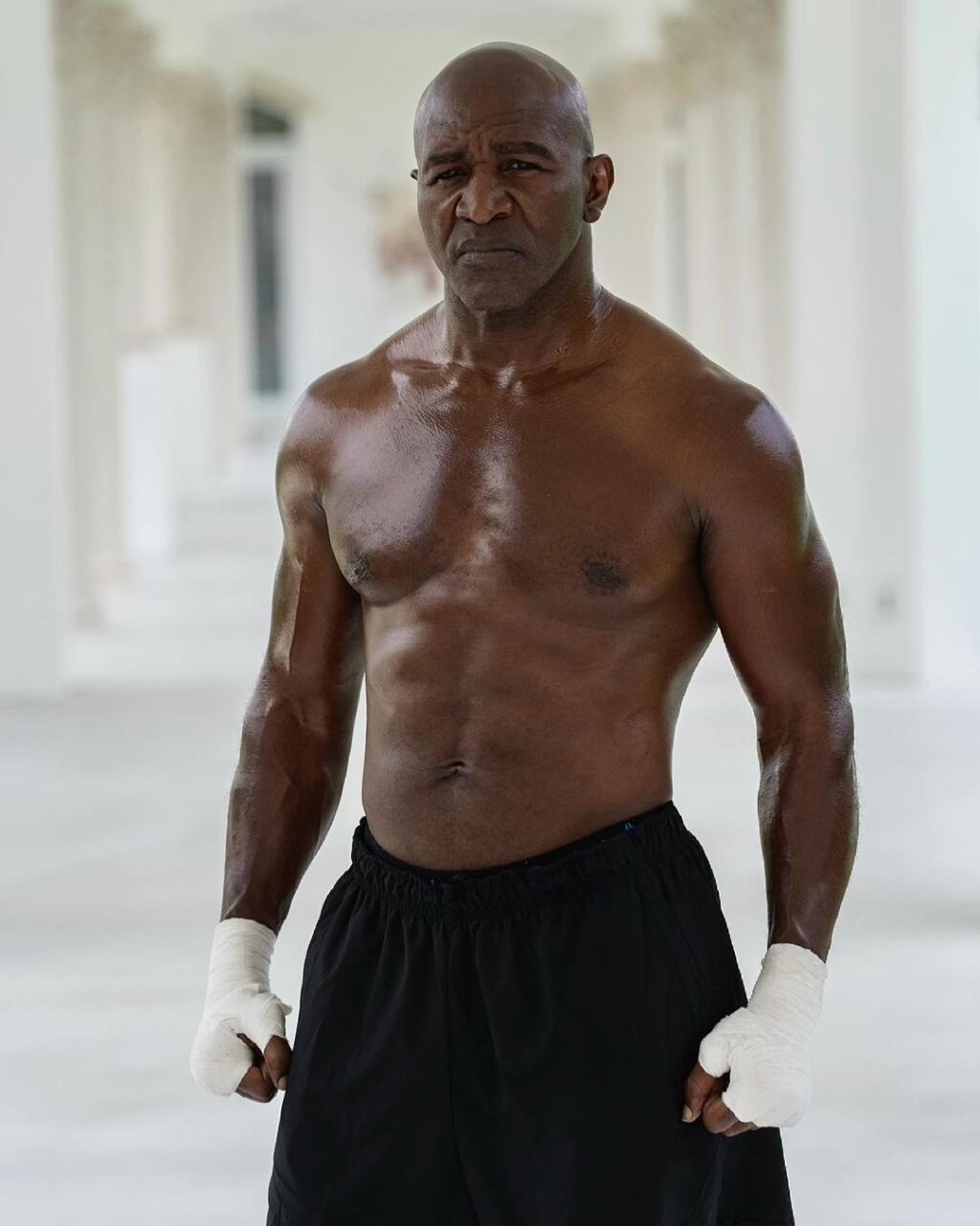 Evander Holyfield sa na návrat do ringu svedomito pripravoval, no nestačilo to.