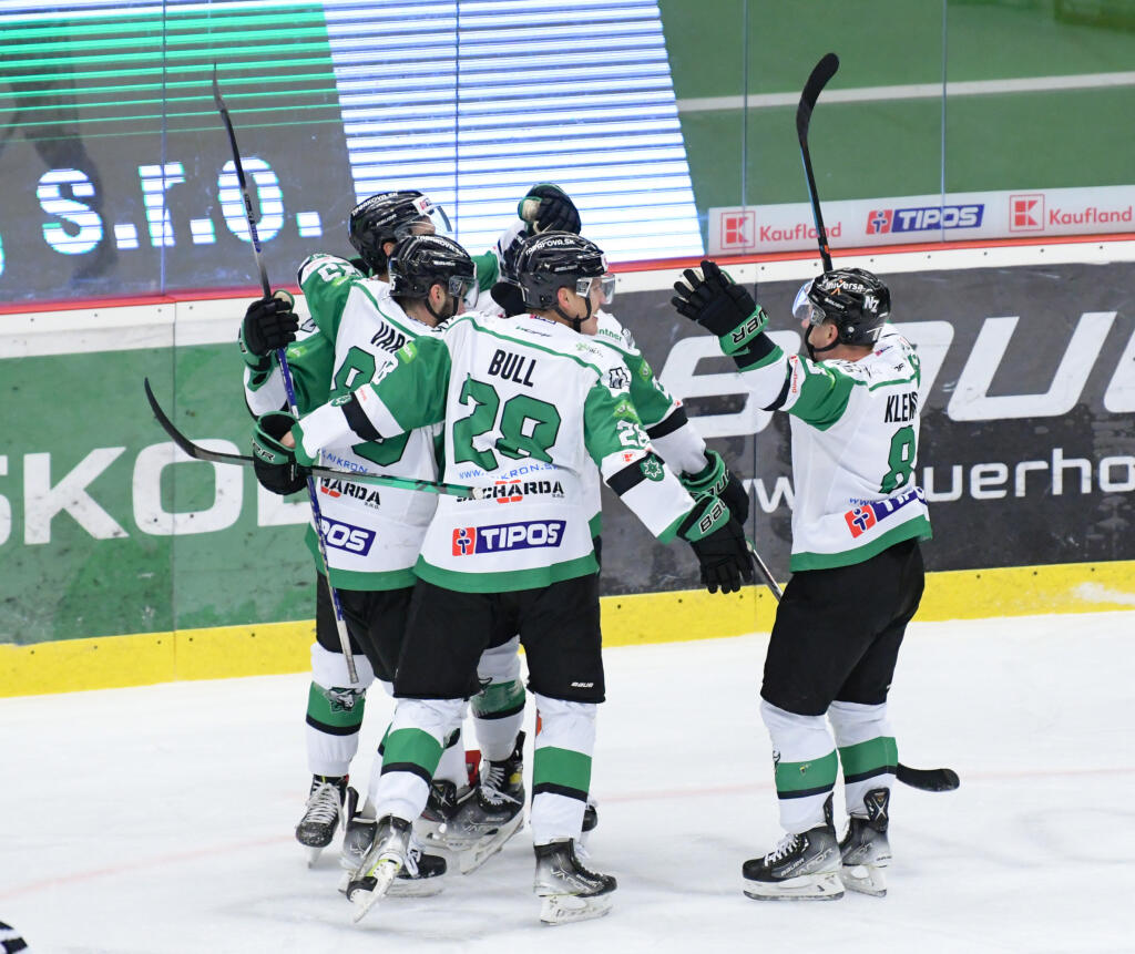 Na snímke radosť hráčov Nových Zámkov po úvodnom góle v zápase 16. kola hokejovej Tipos extraligy medzi HC Nové Zámky a HK Poprad 16. novembra 2021 v Nových Zámkoch. FOTO TASR - Henrich Mišovič