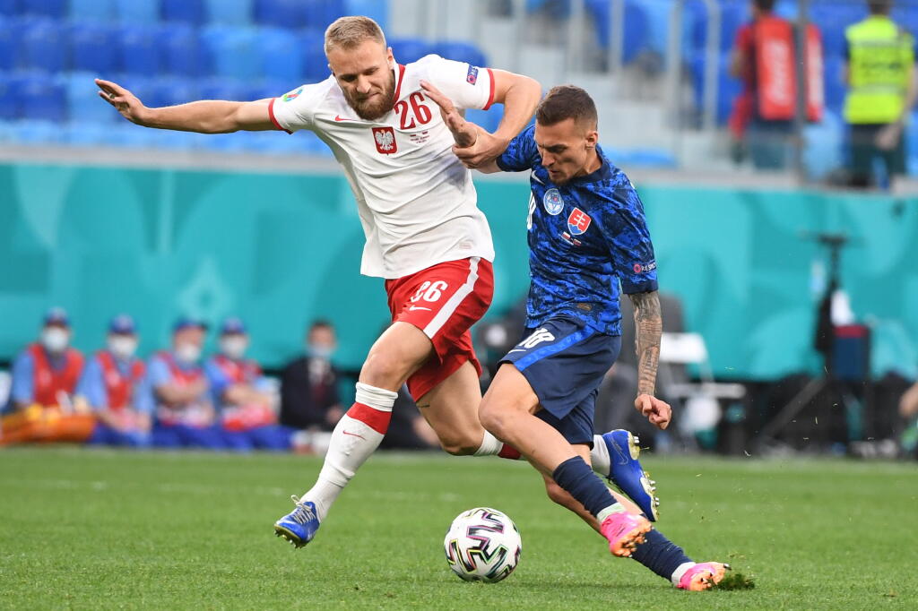 Na snímke vpravo Lukáš Haraslín (Slovensko), vľavo Tymoteusz Puchacz (Poľsko) v zápase E-skupiny na majstrovstvách Európy vo futbale Poľsko - Slovensko 14. júna 2021 v Petrohrade. FOTO TASR - Martin Baumann
