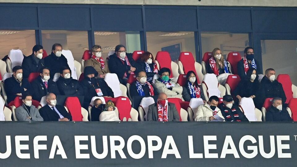 Vo VIP sekcii štadióna bolo množstvo ľudí, za čo Slavia zožala kritiku.