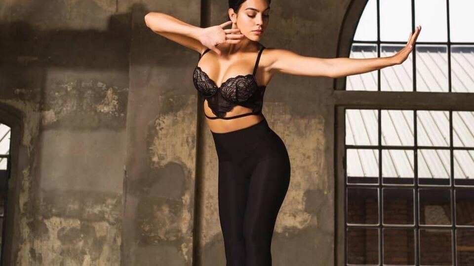 Kedysi predávala v obchode, teraz je z nej modelka pre spodnú bielizeň. Priateľka Cristiana Ronalda Georgina Rodriguezová je modernu Popoluškou 21. storočia. Po živote po boku bohatého futbalistu si plní svoje modelkovské sny.