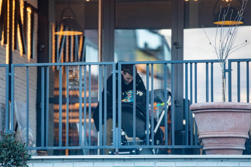 Deň po prevalení životnej novinky u Vinczeovcov sa nám manželov podarilo zachytiť, ako si vychutnávajú obed v známej reštaurácii neďaleko ich bydliska. A nechýbalo ani ich malé dieťatko. Na snímke je Viktor Vincze.