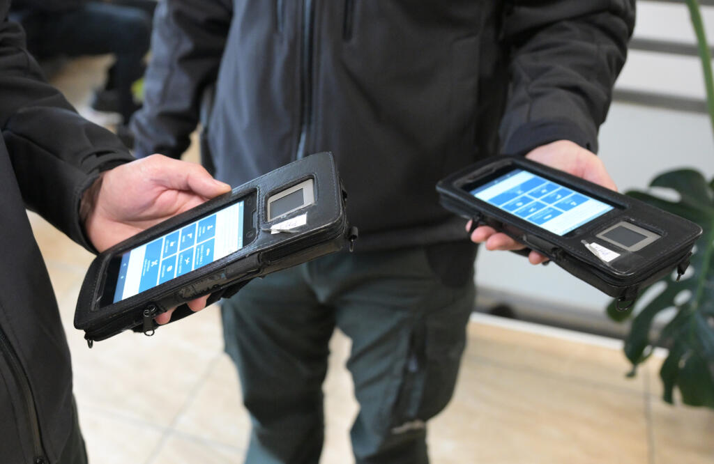 Na snímke spustenie do prevádzky mobilných aplikácií eDoklady a eIdentita v Košiciach 15. apríla 2025. V prvej fáze budú slúžiť ako elektronická verzia občianskych a vodičských preukazov, na mobilné prihlasovanie sa do portálu slovensko.sk či na overenie identity na vybraných poštách. Na utorkovej tlačovej konferencii v Košiciach o tom informoval minister vnútra Matúš Šutaj Eštok (Hlas-SD) s tým, že neskôr by mohli byť aj nástrojom komunikácie občana so súkromným sektorom. FOTO TASR – František 