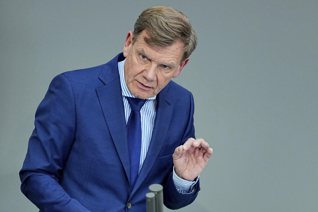 JB 20 Berlín - Nemecký minister zahraničných vecí Johann Wadephul počas prejavu na zasadnutí nemeckého parlamentu Bundestag v Berlíne 14. mája 2025. FOTO TASR/AP

German Foreign Minister Johann Wadephul delivers a speech during a meeting of the German parliament, Bundestag, at the Reichstag building in Berlin, Germany, Wednesday, May 14, 2025. (Michael Kappeler/dpa via AP)