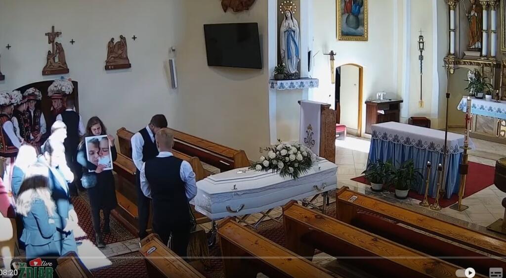Pred začiatkom omše priviezli do kostola Marekove ostatky v bielej truhle.