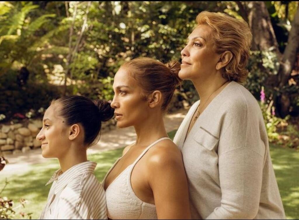 Tri generácie: Dcéra Emme (13), Jennifer Lopez (52) a Guadalupe Rodrigez (75)