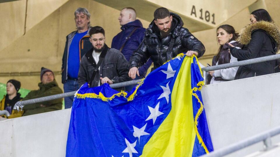 Tento duel pritiahol na štadión Tehelné pole len veľmi málo našich fanúšikov. Za to, tribúny nečakane ovládli fanúšikovia Bosny to aj napriek tomu, že mali zákaz.