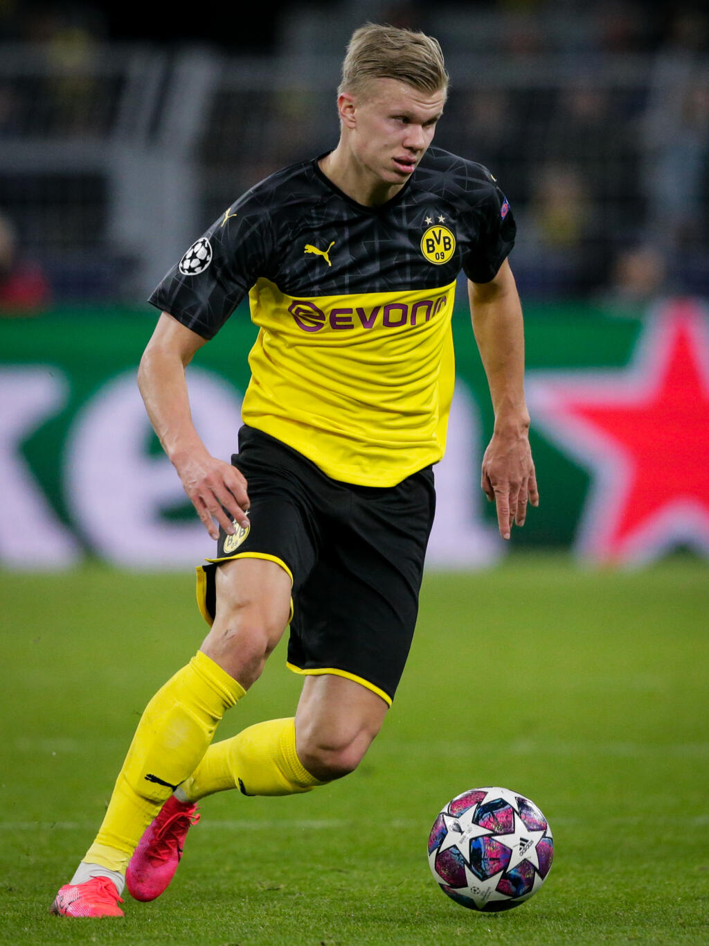 Supertalent Erling Haaland (19) očaril svet. Závidia mu aj mladí slovenskí futbalisti.