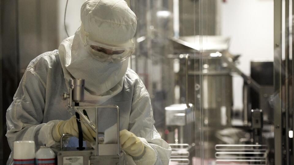 Monoklonálne protilátky na liečbu pre pacientov nakazených koronavírusom vyvinula americká farmaceutická spoločnosť Eli Lilly.