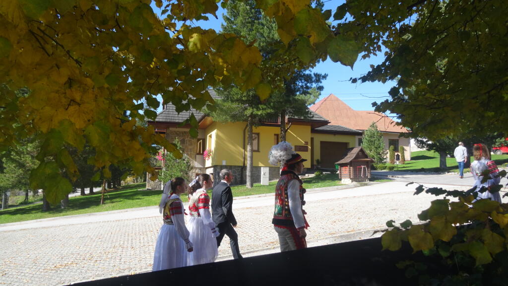 Družba s družičkami.