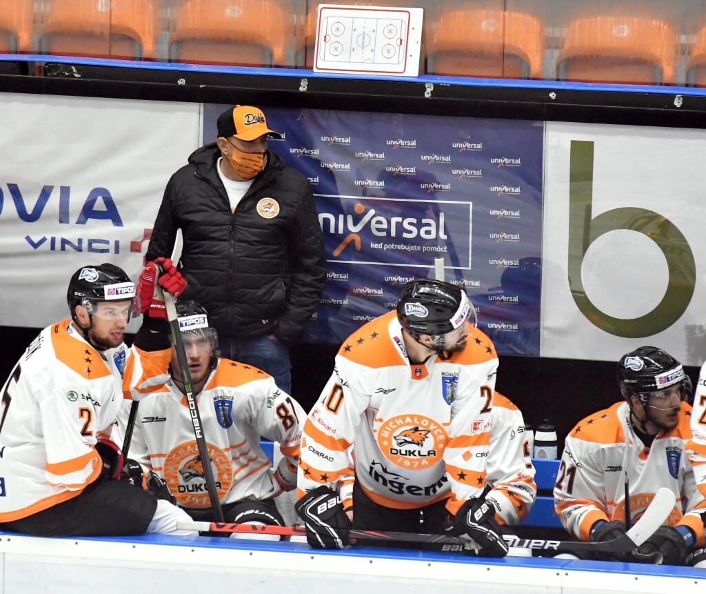 Na snímke tréner HC Dukla Ingema Michalovce Miroslav Chudý na striedačke v zápase 1. kola Tipos Extraligy, HC Dukla Ingema Michalovce - HC Slovan Bratislava v piatok 2. októbra 2020 v Michalovciach. FOTO TASR – Roman Hanc