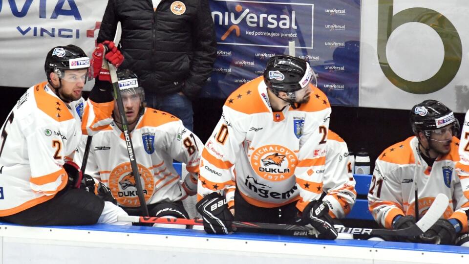 Na snímke tréner HC Dukla Ingema Michalovce Miroslav Chudý na striedačke v zápase 1. kola Tipos Extraligy, HC Dukla Ingema Michalovce - HC Slovan Bratislava v piatok 2. októbra 2020 v Michalovciach. FOTO TASR – Roman Hanc