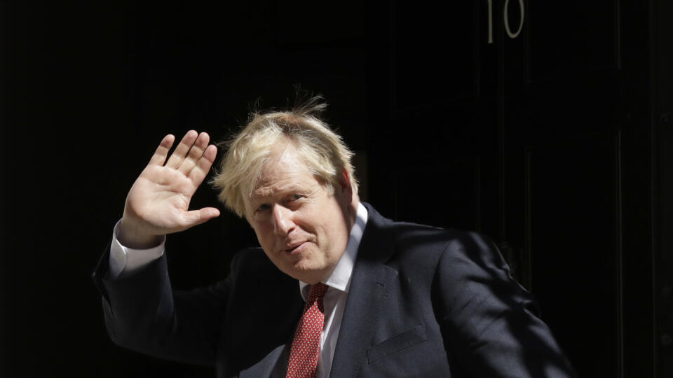 KK33 Londýn - Britský premiér Boris Johnson máva novinárom po príchode na Downing Street 10 po zasadnutí vládneho kabinetu 21. júla 2020 v Londýne. FOTO TASR/AP
British Prime Minister Boris Johnson turns round and waves at the media as he walks into 10 Downing Street, after attending a cabinet meeting at the Foreign Office in London, Tuesday, July 21, 2020. (AP Photo/Matt Dunham)