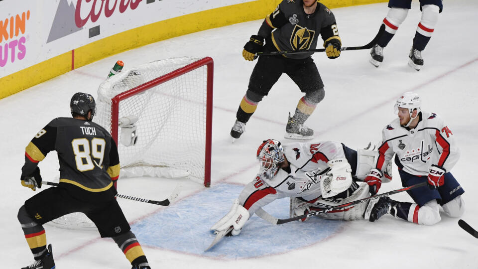 Braden Holtby a jeho zákrok proti Las Vegas.