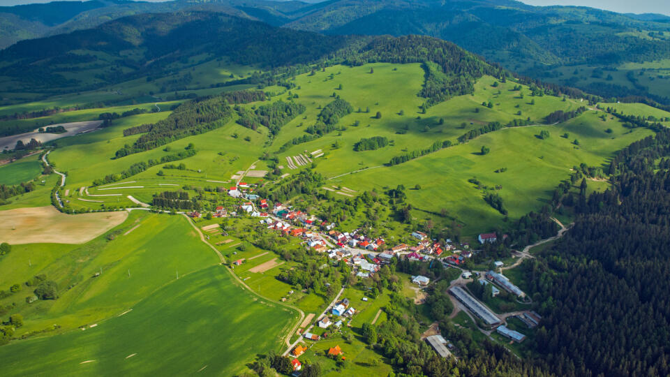 Povrazník je malá dedinka na konci cesty, v ktorej to však žije.