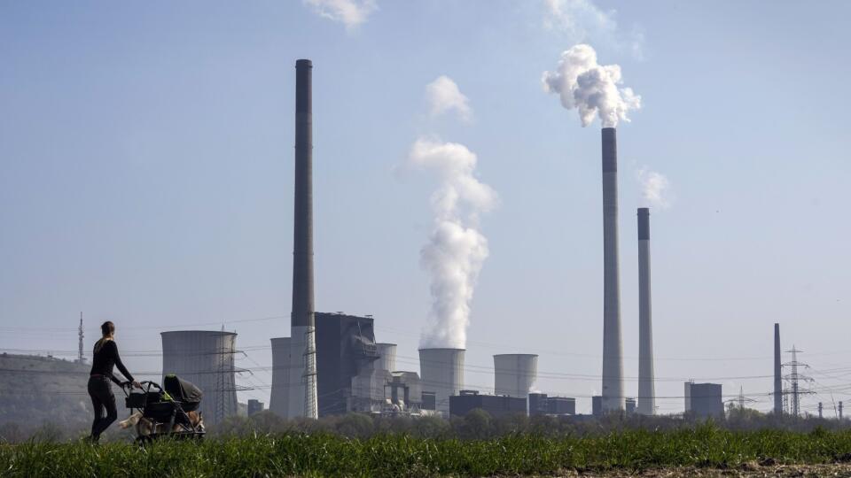 PK 15 Gelsenkirchen - Žena tlačí kočík pred uhoľnou elektrárňou Scholven v Gelsenkirchene v pondelok 28. marca 2022. Elektráreň je v procese prestavby a ako palivo by mala využívať plyn namiesto uhlia. V boji proti klimatickým zmenám je plánom Nemecka ukončenie využívania uhlia, ale v dôsledku závislosti Nemecka na ruskom plyne, rope a uhlí sa diskutuje o jeho odložení. FOTO TASR/AP
A mother pushes a stroller in front of the Scholven coal fired power station, owned by Uniper, in Gelsenkirchen,