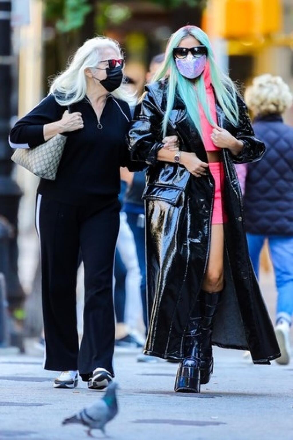 Robia všetko spolu Lady Gaga s mamou prichytili na spoločných nákupoch.