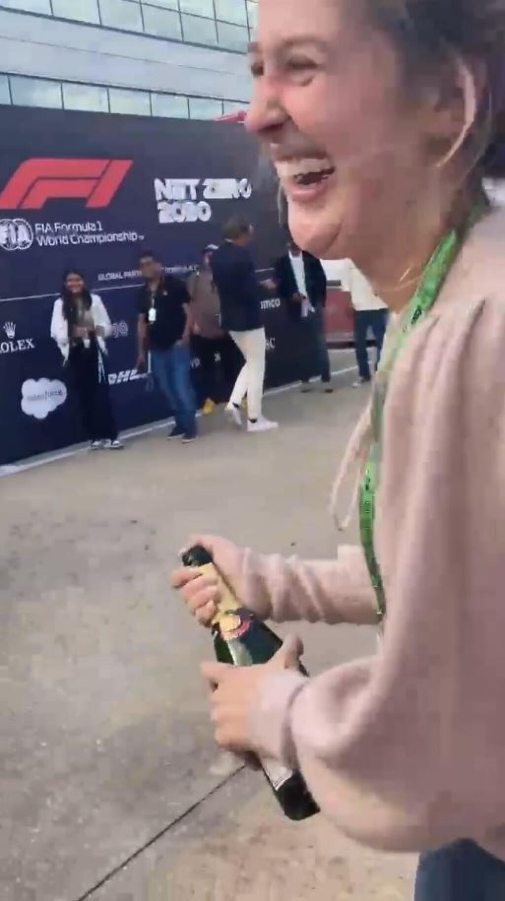 Na VC Veľkej Británie nechýbala ani sestra Micka Schumachera Gina. Tá mala z prvých bodov svojho brata v F1 obrovskú radosť. Oslavovala šampanským, ktorým zaútočila na brata.