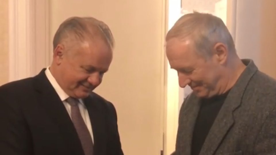 Prezident Andrej Kiska odovzdal dar od svätého otca bývalému trnavskému arcibiskupovi Róbertovi Bezákovi. Čo ukrýva záhadná červená krabička?