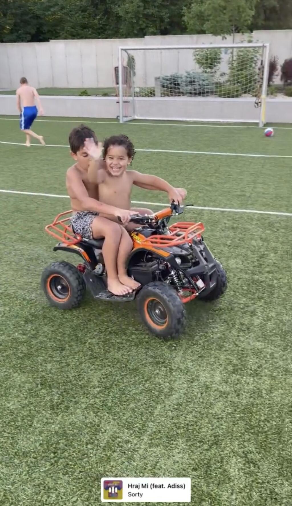 Synovia Hamšíkovej sestry si Slovensko užívajú plnými dúškami a na rozľahlom pozemku nášho futbalistu sa môžu dosýta vyblázniť.