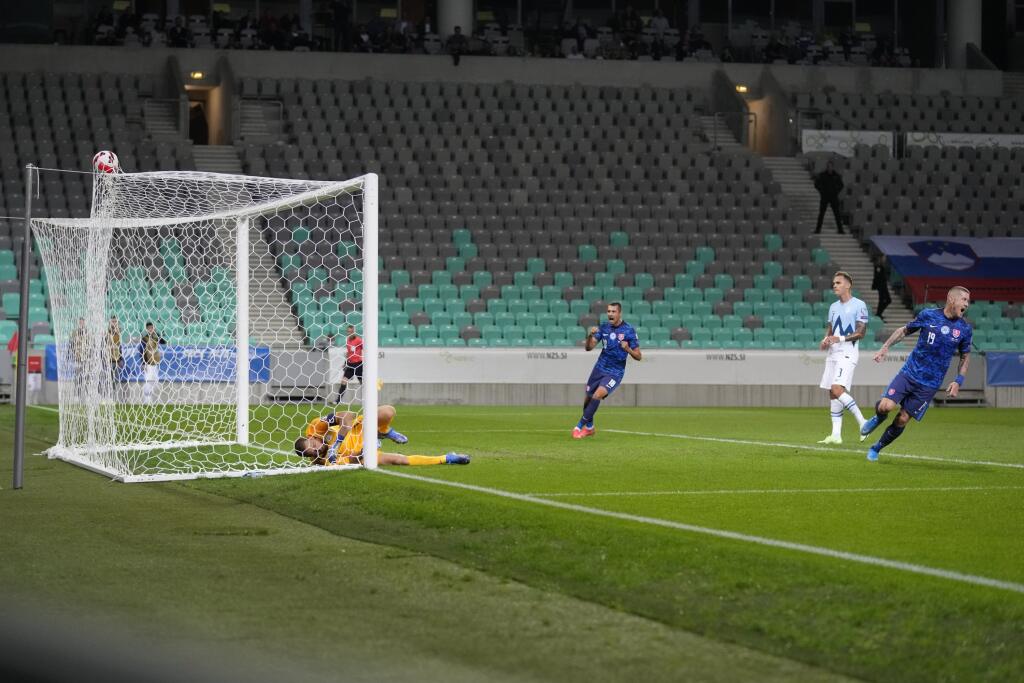 EBE 86 Ľubľana - Na snímke slovenský útočník Róbert Boženík (nie je na snímke) strieľa gól, vľavo prekonaný slovinský brankár Jan Oblak v zápase H-skupiny kvalifikácie MS 2022 vo futbale Slovinsko - Slovensko v Ľubľani 1. septembra 2021. FOTO TASR/AP
Slovakia's Robert Bozenik, not pictured, scores their first goal past Slovenia's goalkeeper Jan Oblak during the World Cup 2022 group H qualifying soccer match between Slovenia and Slovakia at the Stozice Sports Park stadium in Ljubljana, Wednesda