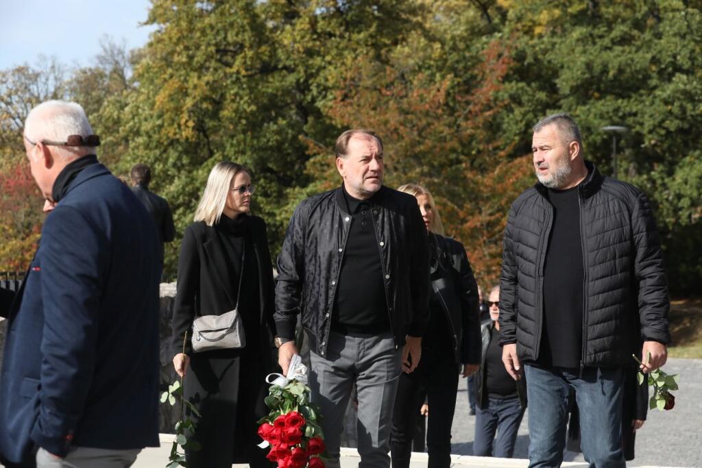 Legendárnemu basketbalistovi Stanislavovi Kropilákovi dali posledné zbohom v bratislavskom krematóriu. Smútil aj futbalový tréner Slovana Bratislava Vladimír Weiss.