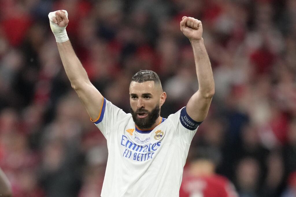 PK 54 Paríž - Francúzsky futbalista Karim Benzema z Realu Madrid sa teší po víťazstve vo finálovom zápase Ligy majstrov FC Liverpool - Real Madrid 28. mája 2022 na štadióne Stade de France v Paríži. Európska futbalová únia (UEFA) vyhlásila v utorok 31. mája Benzemu za najlepšieho hráča uplynulého ročníka Ligy majstrov. Útočník víťazného Realu Madrid sa dostal aj s tromi spoluhráčmi do najlepšej jedenástky ročníka. FOTO TASR/AP