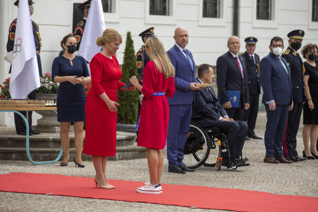 Slovenskí oympionici skladajú prisahu do rúk prezidentky Zuzany Čaputovej pred odletom do Tokia.