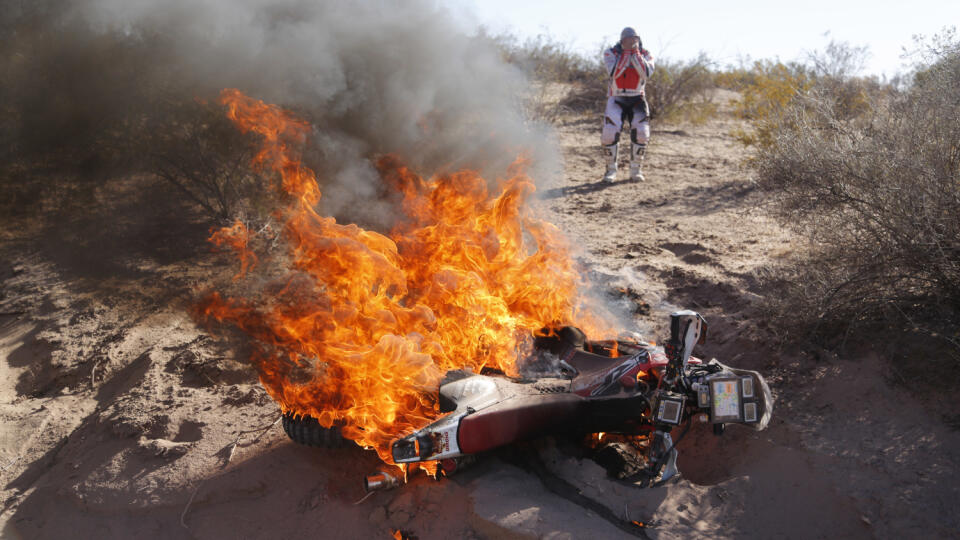 Obroská tragédia. Portugalský motocyklista Paulo Goncalves (40) zahynul počas nedeľnej 7. etapy Rely Dakar.