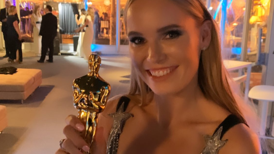 O rozruch sa na udeľovaní Oscarov nepostarali len herecké hviezdy, ale aj tenisová bohyňa z Dánska Caroline Wozniacka. Tá všetkým predviedla odhalené prsia a outfit ako z vesmíru.