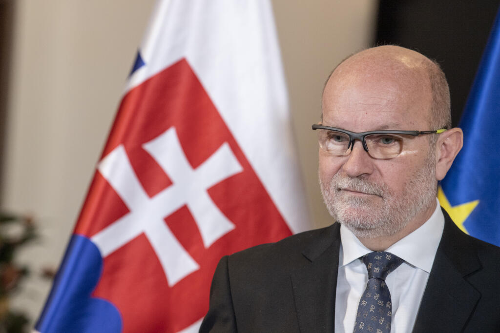 Dočasne poverený minister zahraničných vecí a európskych záležitostí SR Rastislav Káčer počas tlačovej konferencie s českým ministrom zahraničnách vecí Janom Lipavským na zámku Šimák 31. januára 2023 v Pezinku. Témou rokovaní boli aktuálne otázky bilaterálnej a regionálnej spolupráce, ako aj aktuálna medzinárodno-bezpečnostná situácia v súvislosti s pokračujúcou ruskou agresiou na Ukrajine. FOTO TASR - Michal Svítok
