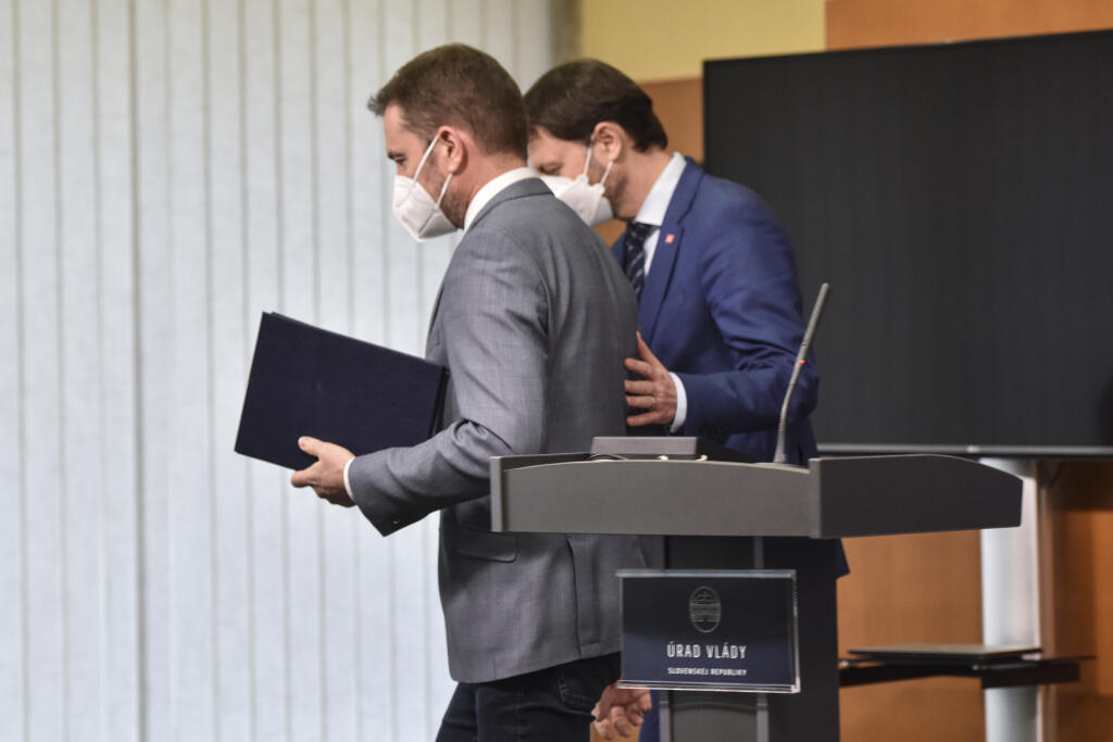 Na snímke zľava predseda vlády SR Igor Matovič a minister financií SR Eduard Heger (obaja OĽaNO) po tlačovej konferencii na Úrade vlády SR po rokovaní koaličných strán 28. marca 2021 v Bratislave. FOTO TASR - Pavol Zachar