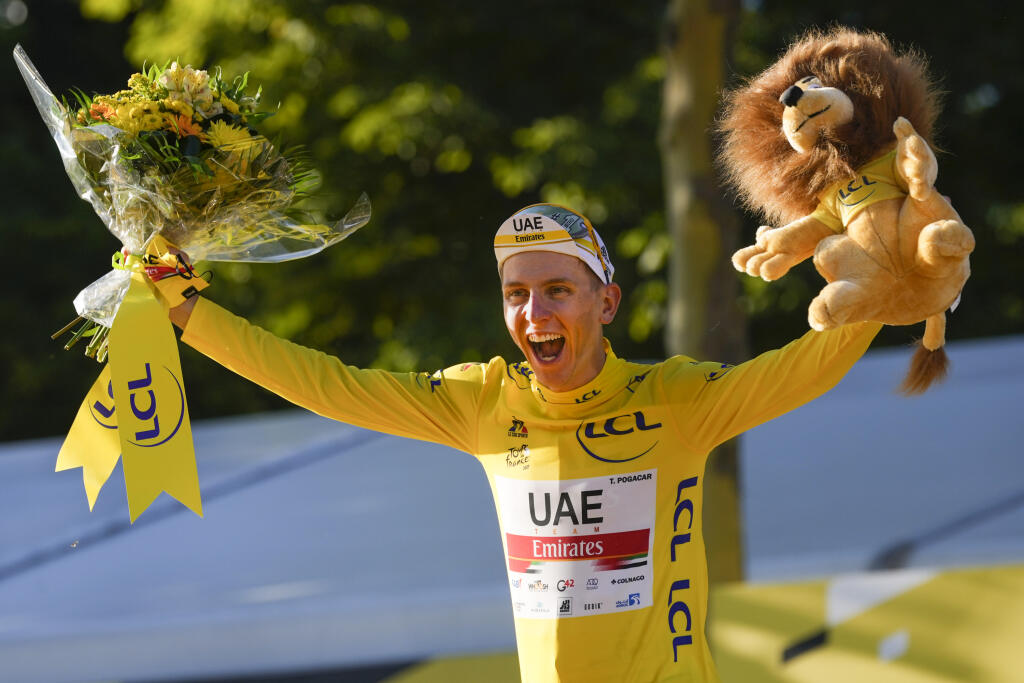 Na snímke slovinský cyklista Tadej Pogačar (UAE-Team Emirates) oslavuje víťazstvo v celkovom poradí po záverečnej 21. etape pretekov Tour de France v Paríži.
