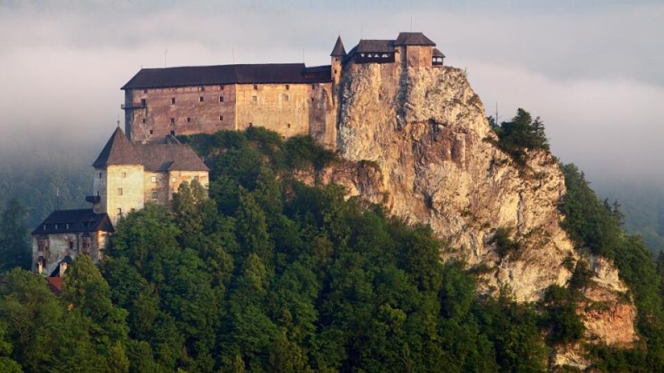 Seriál Dracula sa na Orave natáčal ešte začiatkom minulého roka. Málokto však tušil, že temný hrad, v ktorom Dracula býval, sa v skutočnosti nachádza na Slovensku.