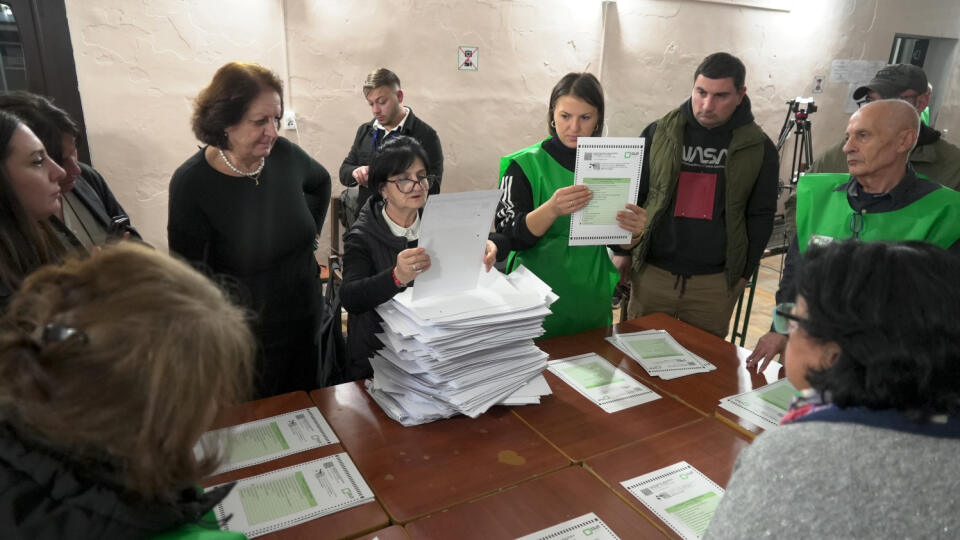WA 94 Tbilisi - Členovia volebnej komisie sčítavajú hlasy vo volebnej miestnosti v Tbilisi po parlamentných voľbách v Gruzínsku v sobotu 26. októbra 2024. FOTO TASR/AP
Members of an election commission count ballots at a polling station after the parliamentary election in Tbilisi, Georgia, Saturday, Oct. 26, 2024. (AP Photo/Kostya Manenkov)