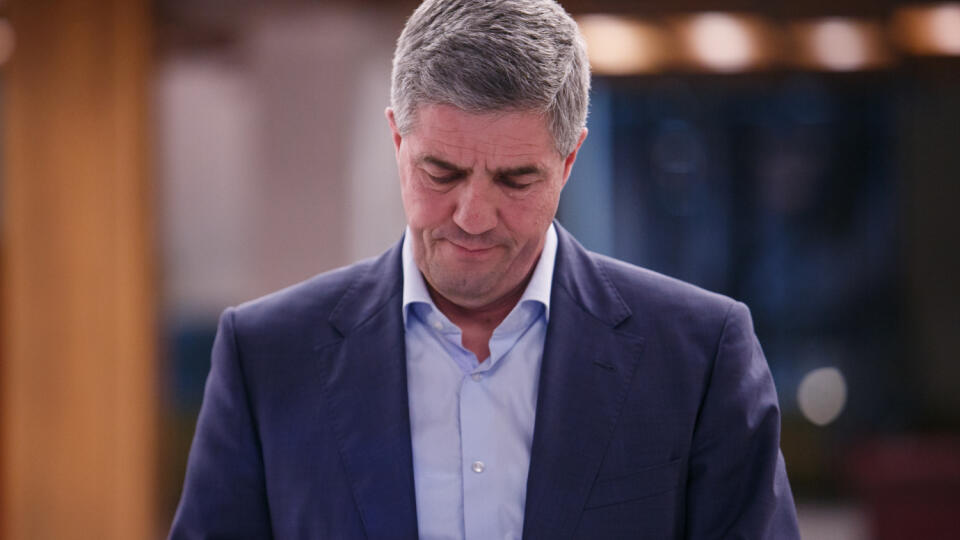 Predseda strany Most-Híd Béla Bugár informuje po zasadnutí širšieho predsedníctva strany o tom, či budú žiadať odstúpenie ministra vnútra Roberta Kaliňáka z funkcie. Na snímke Béla Bugár.