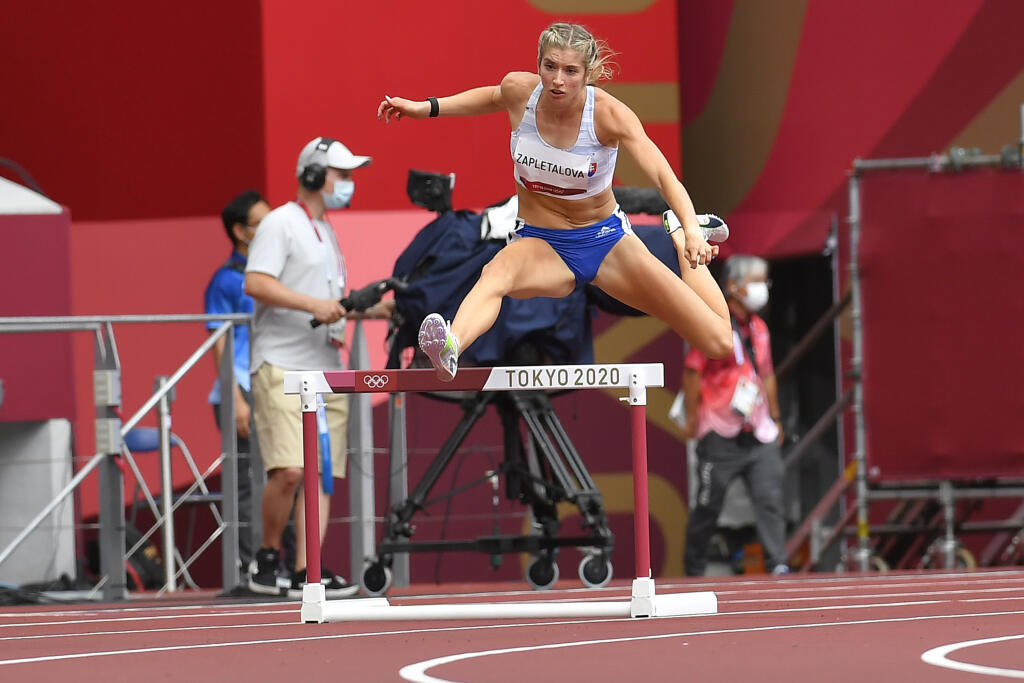 Na snímke slovenská atlétka Ema Zapletalová v kvalifikácii na 400 metrov prekážok počas XXXII. letných olympijských hier v Tokiu. Zapletalová postúpila do semifinále. Úradujúca európska šampiónka do 23 rokov obsadila v sobotnom piatom rozbehu šiestu priečku a ďalej postúpila na základe času 55,00 s. FOTO TASR - Michal Svítok