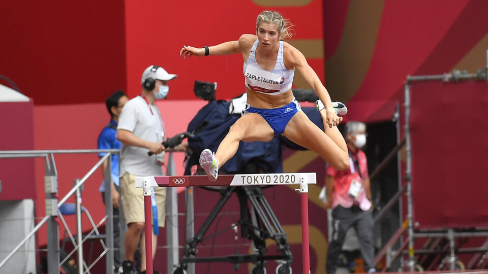 Na snímke slovenská atlétka Ema Zapletalová v kvalifikácii na 400 metrov prekážok počas XXXII. letných olympijských hier v Tokiu. Zapletalová postúpila do semifinále. Úradujúca európska šampiónka do 23 rokov obsadila v sobotnom piatom rozbehu šiestu priečku a ďalej postúpila na základe času 55,00 s. FOTO TASR - Michal Svítok
