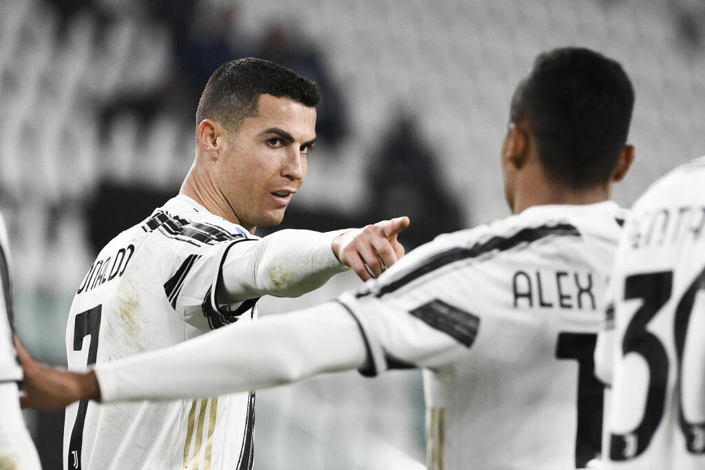 EBE 63 Turín - Na snímke vľavo portugalský útočník Juventusu Cristiano Ronaldo oslavuje svoj gól v zápase 23. kola talianskej futbalovej Serie A Juventus Turín - FC Crotone v Turíne 22. februára 2021. FOTO TASR/AP
JJuventus' Cristiano Ronaldo, left, celebrates after scoring during the Serie A soccer match between Juventus and Crotone, at the Allianz Stadium in Turin, Italy, Monday, Feb. 22, 2021. (Marco Alpozzi/LaPresse via AP)