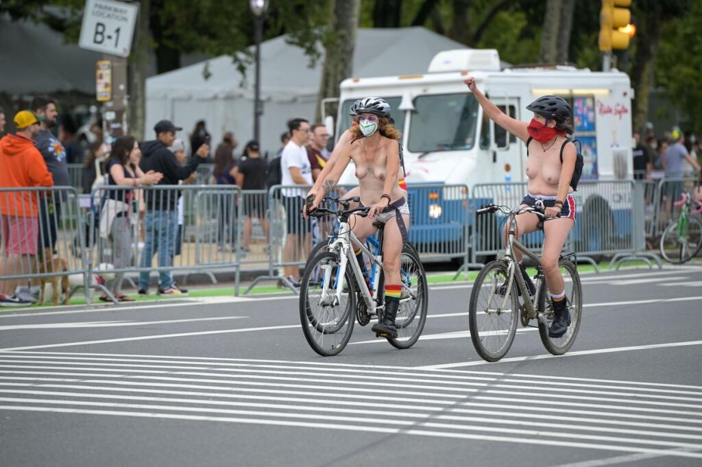 Bicykle a športovci, ktorí ukázali úplne všetko. Americké mesto Philadelphia opäť ožilo a zaplnilo sa obnaženými cyklistami.