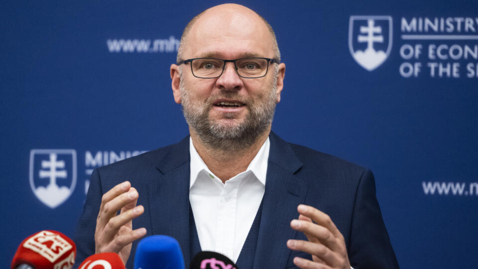 Na snímke minister hospodárstva SR a prvý podpredseda vlády pre ekonomiku SR Richard Sulík (SaS) hovorí počas tlačovej konferencie k vyjednávaniu o embargu na ruskú ropu 7. júna 2022 v Bratislave. FOTO TASR - Jaroslav Novák