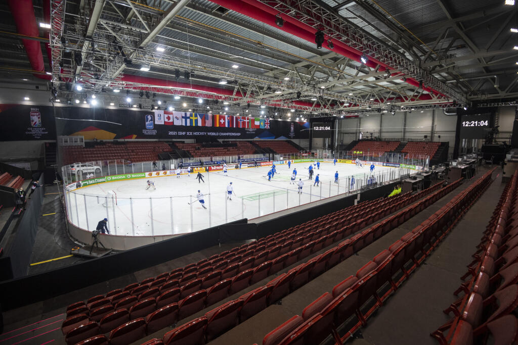 Na snímke slovenská hokejová reprezentácia počas tréningu pred úvodným piatkovým zápasom proti Bielorusku v hale Olympijského športového centra, v ktorej sa budú hrať 84. majstrovstvách sveta v ľadovom hokeji v lotyšskej Rige vo štvrtok 20. mája 2021.