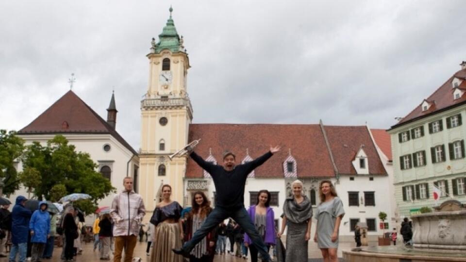V ULICIACH: Modelky tu  predvedú diela dizajnérov.
