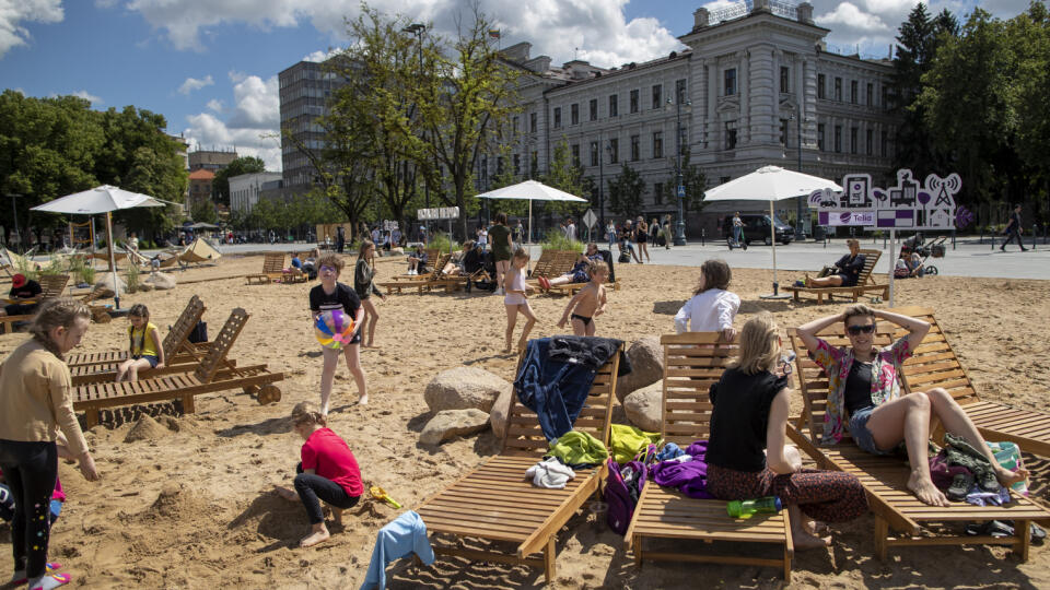KK10 Vilnius - Ľudia sa opaľujú na pieskovej mestskej pláži vo Vilniuse 30. júna 2020. Litovskí poslanci hlasovali za odstránenie pieskovej pláže, ktorá sa nachádza na historickom námestí Vilniusu pred bývalým sídlom KGB, kde boli Litovčania po celé desaťročia zadržiavaní, mučení a popravovaní. FOTO TASR/AP
People sunbathe on an artificial beach in Vilnius, Lithuania, Tuesday, June 30, 2020. Lithuanian lawmakers have voted to remove an artificial beach in downtown Vilnius with some hailing the
