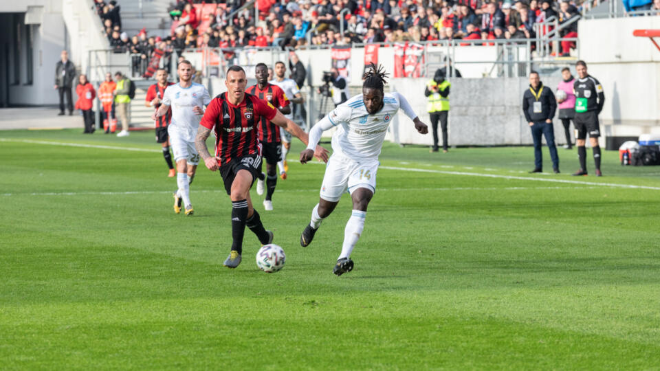 Momentka zo súboja Orlandića z Čiernej Hory v drese Trnavy a slovanistu Abenu zo Surinamu v slovenskom derby.