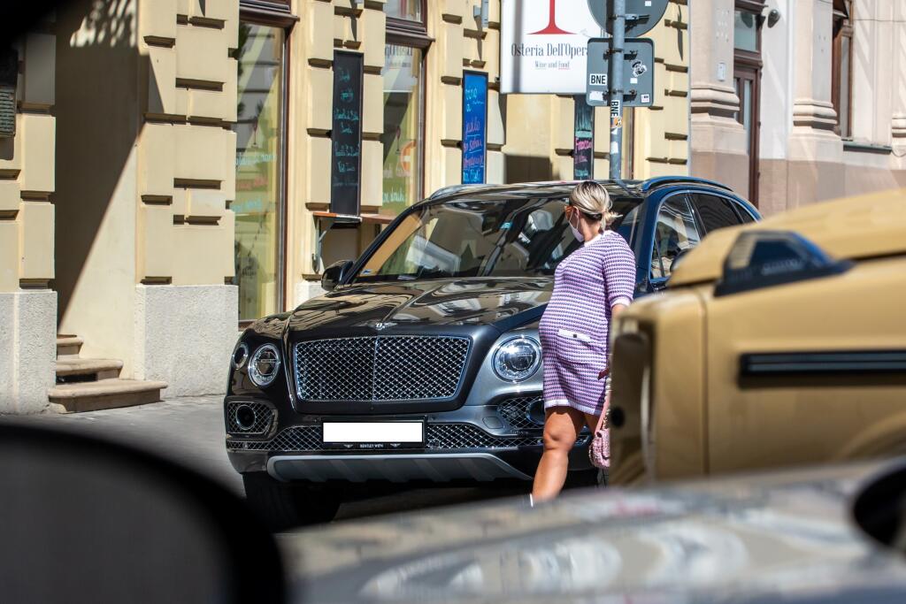 V posledných rokoch sa Cibulková preháňa ulicami na tmavom Bentley, ktoré jej uľahčovalo život počas tehotenstva, ale aj po pôrode.