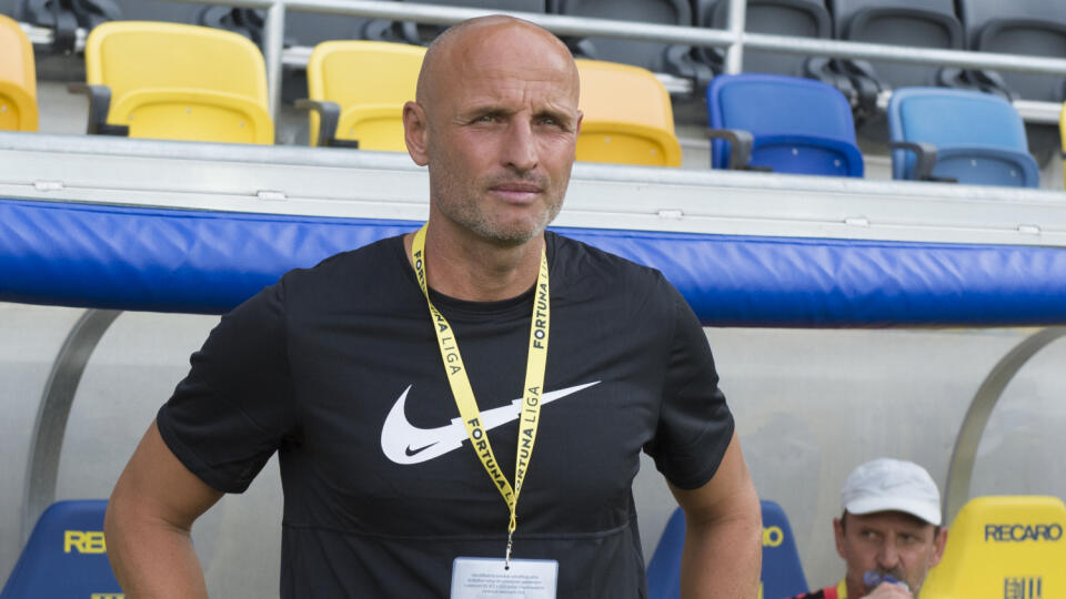 Na snímke tréner Serede Peter Lérant počas dohrávky prvého kola futbalovej Fortuna ligy FC DAC 1904 Dunajská Streda - ŠKF iClinic Sereď 9. augusta 2020 v Dunajskej Strede. FOTO TASR - Pavel Neubauer