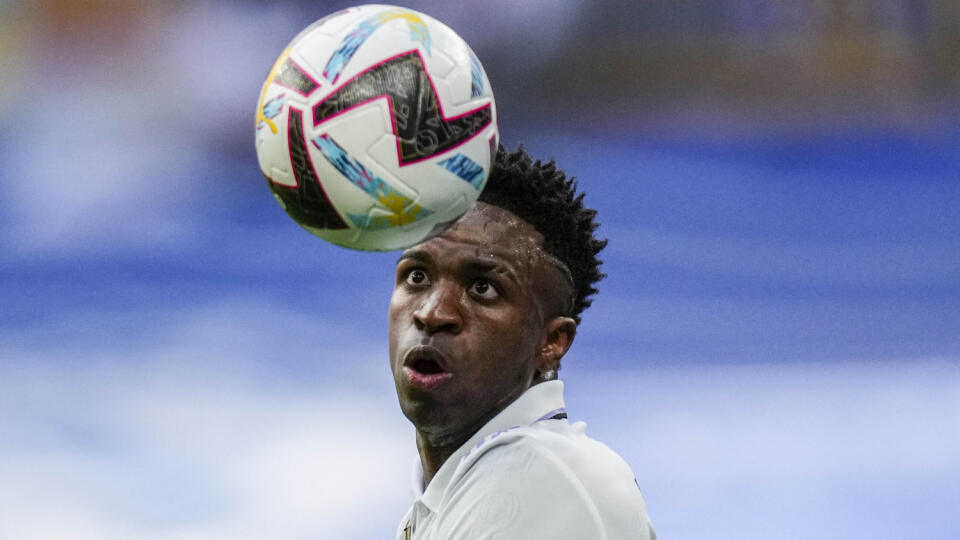 WA 24 archív Madrid - Na archívnej snímke zo 4. júna 2023 futbalista Realu Madrid Vinicius Júnior počas zápasu španielskej La Ligy Real Madrid - Athletic Bilbao v Madride. Brazílsky futbalista Vinicius Júnior z Realu Madrid sa pridal k obnovenej pracovnej skupine, ktorá bojuje proti rasizmu vo futbale. FOTO TASR/AP
Real Madrid's Vinicius Junior controls the ball during their Spanish La Liga soccer match against Athletic Bilbao at the Santiago Bernabeu stadium in Madrid, Sunday, June 4, 2023. (